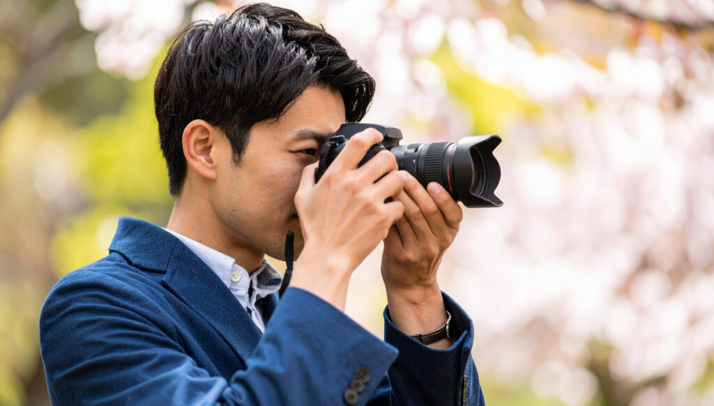 風景を撮影する男性2