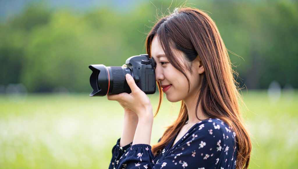 一眼レフカメラで撮影をする女性