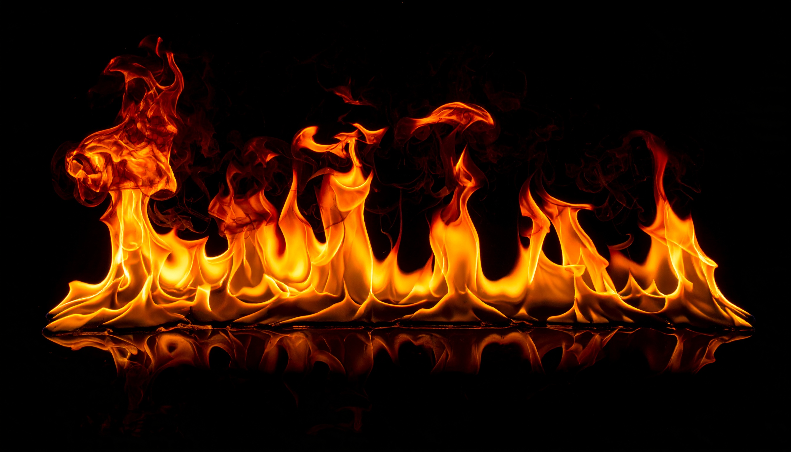 闇に揺らめく連なる炎