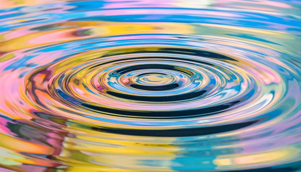 色彩が広がる水面の波紋